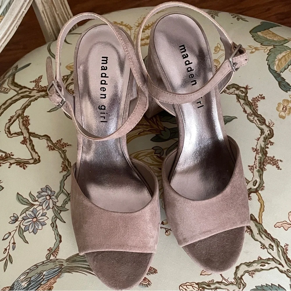 ** BUNDLE SALE 3/$16 ** Madden Girl Tan Platform Heels, Size 8